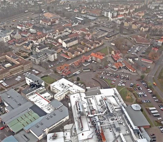 Panoramabild över Nybro - med Kährs i förgrunden.