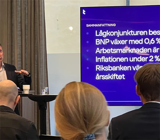 Teknikföretagens chefsekonom Eric Spector presenterar en färsk konjunkturrapport. 