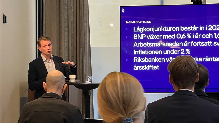 Teknikföretagens chefsekonom Eric Spector presenterar en färsk konjunkturrapport. 